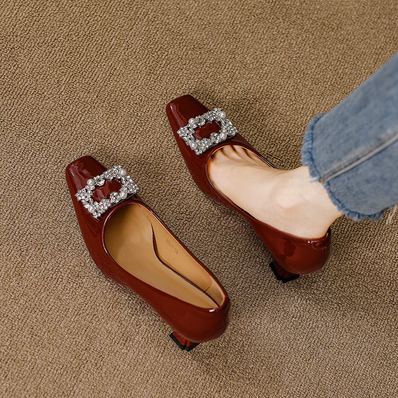 Damen elegante Pumps mit funkelndem Schmuckdetail