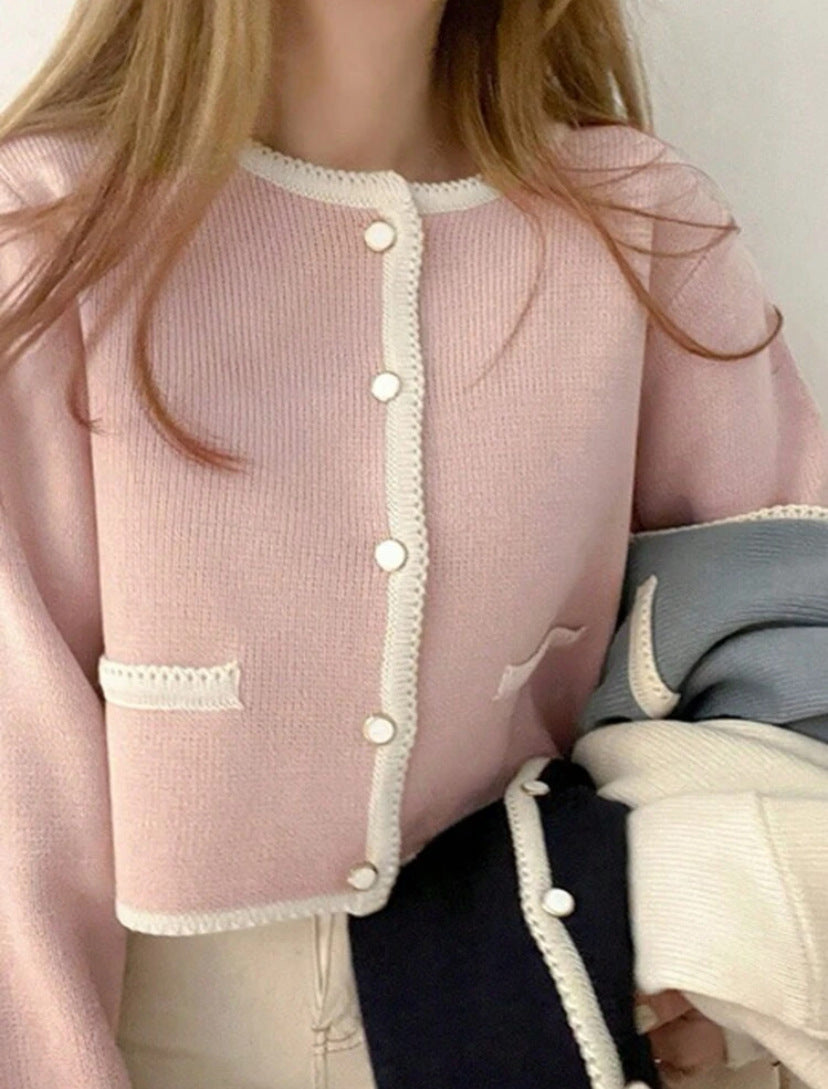 Damen Kurze Strickjacke mit Perlenkragen und Taschen