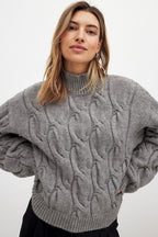 Damen Grobstrickpullover mit einem hohen Kragen und romantischem Zopfdesign R&B
