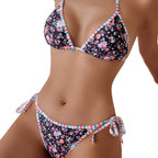 Damen Bikini mit floralem Muster und verspielten Bindändern