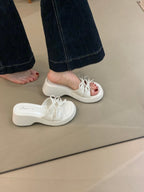 Damen modische Plateau-Mules mit dekorativem Schnür-Design und rutschfester Sohle R&B