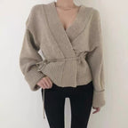 Damen Wickelstrickjacke mit strukturiertem Design und breiten Ärmeln R&B