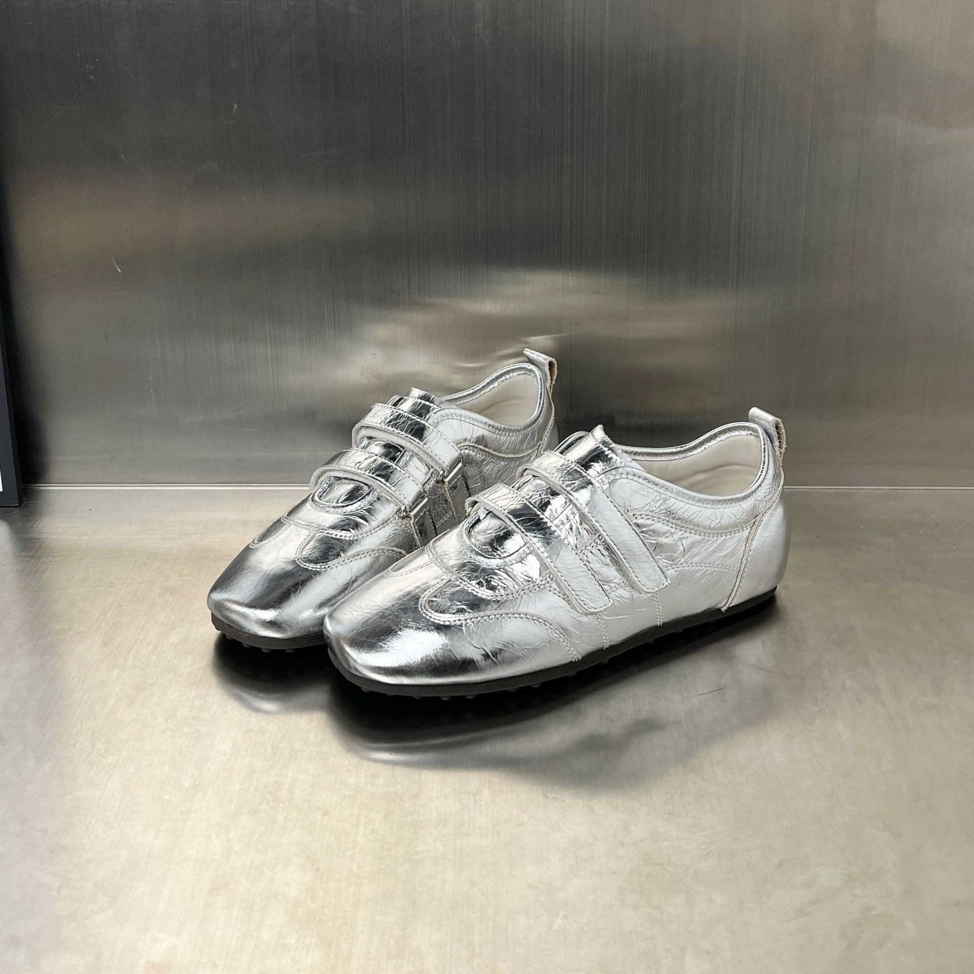 Damen Sneaker mit praktischem Klettverschluss und glänzender Oberfläche R&B