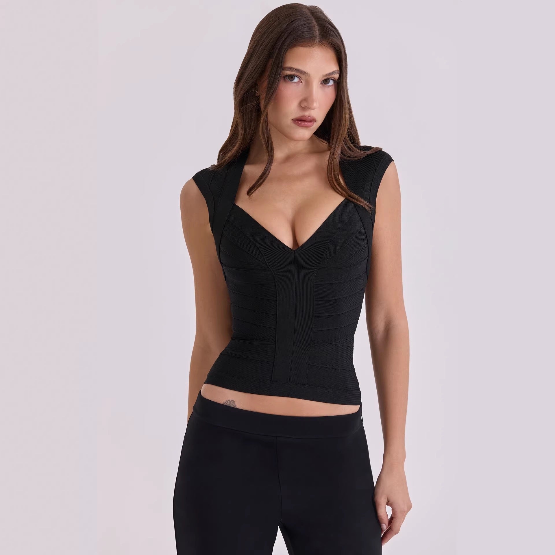 Damen figurformendes Top mit R&Brnem V-Ausschnitt und hochwertigem Material R&B