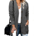 Damen Strickjacke mit kunstvollem Zopfmuster und praktischen Taschen