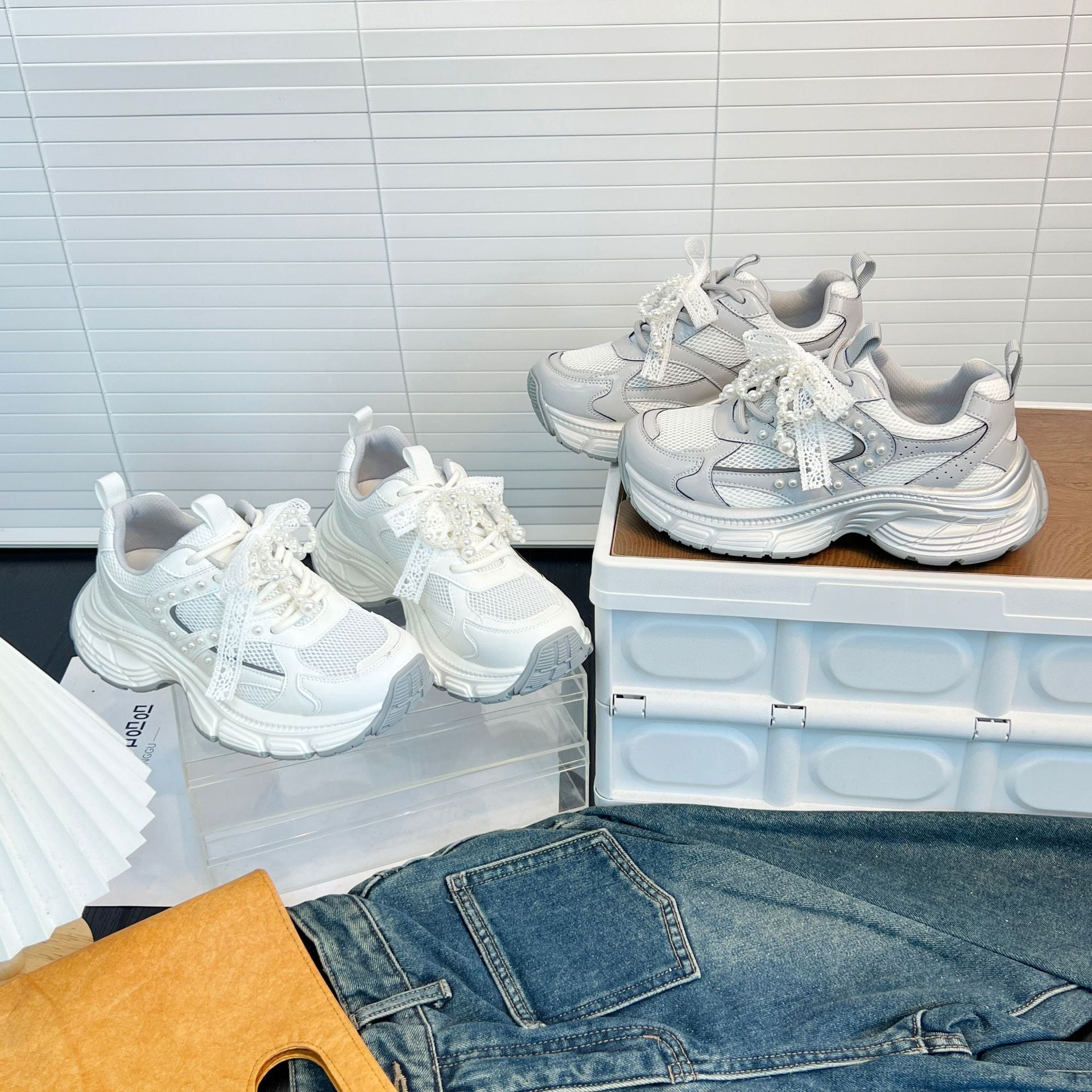 Damen Sportliche Chunky Sneaker mit extravagantem Perlenschmuck R&B