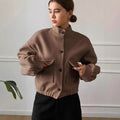 Damen Modische Kurzjacke mit Stehkragen und praktischen Taschen R&B