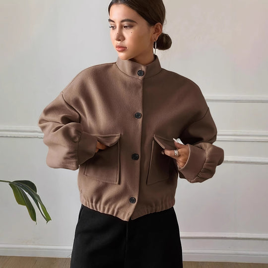 Damen Modische Kurzjacke mit Stehkragen und praktischen Taschen R&B