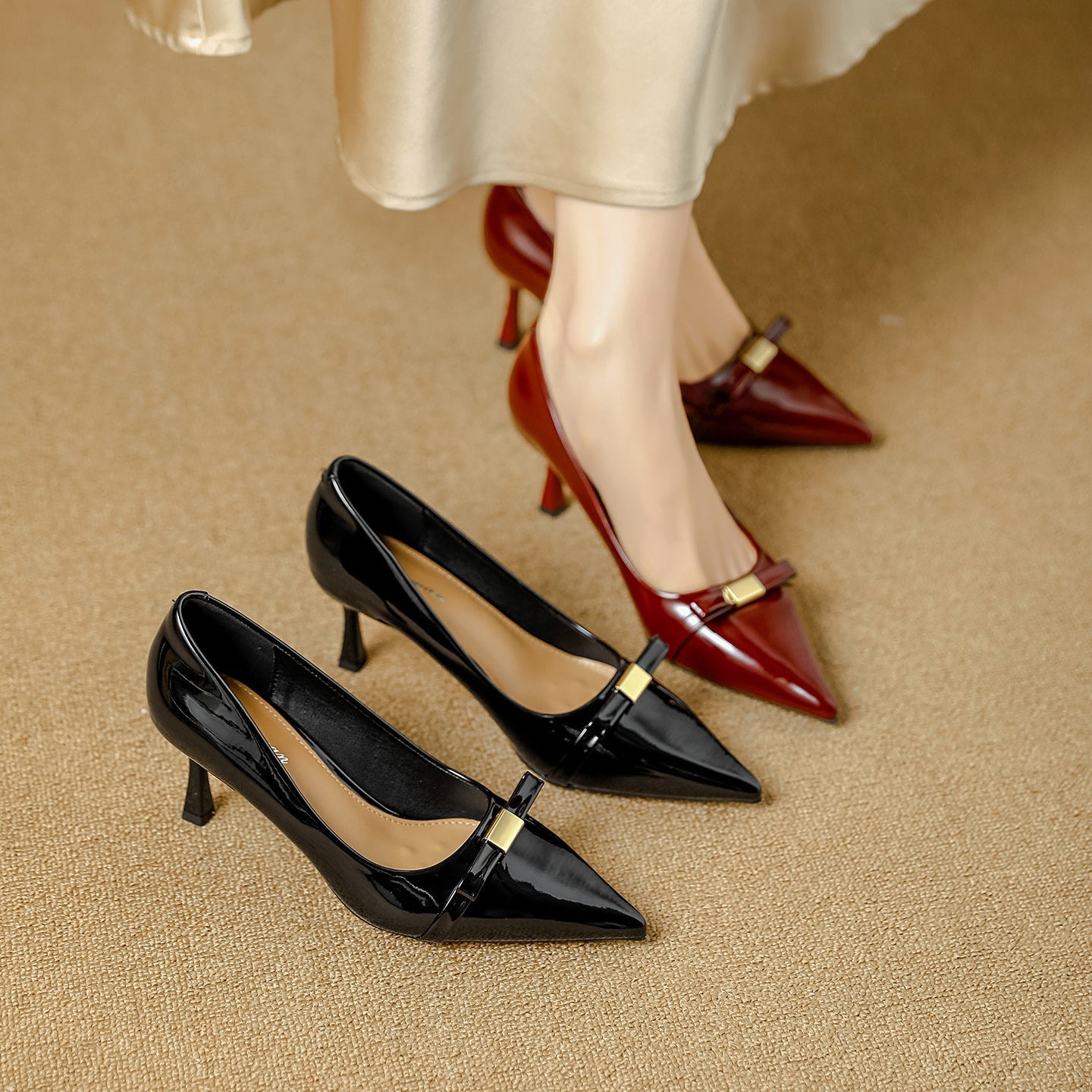 Damen elegante spitze Pumps mit modischem Riemen und komfortablem Absatz