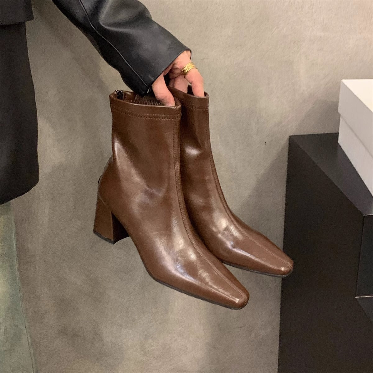 Damen Stiefeletten mit elegantem Blockabsatz und spitzem Schnitt R&B