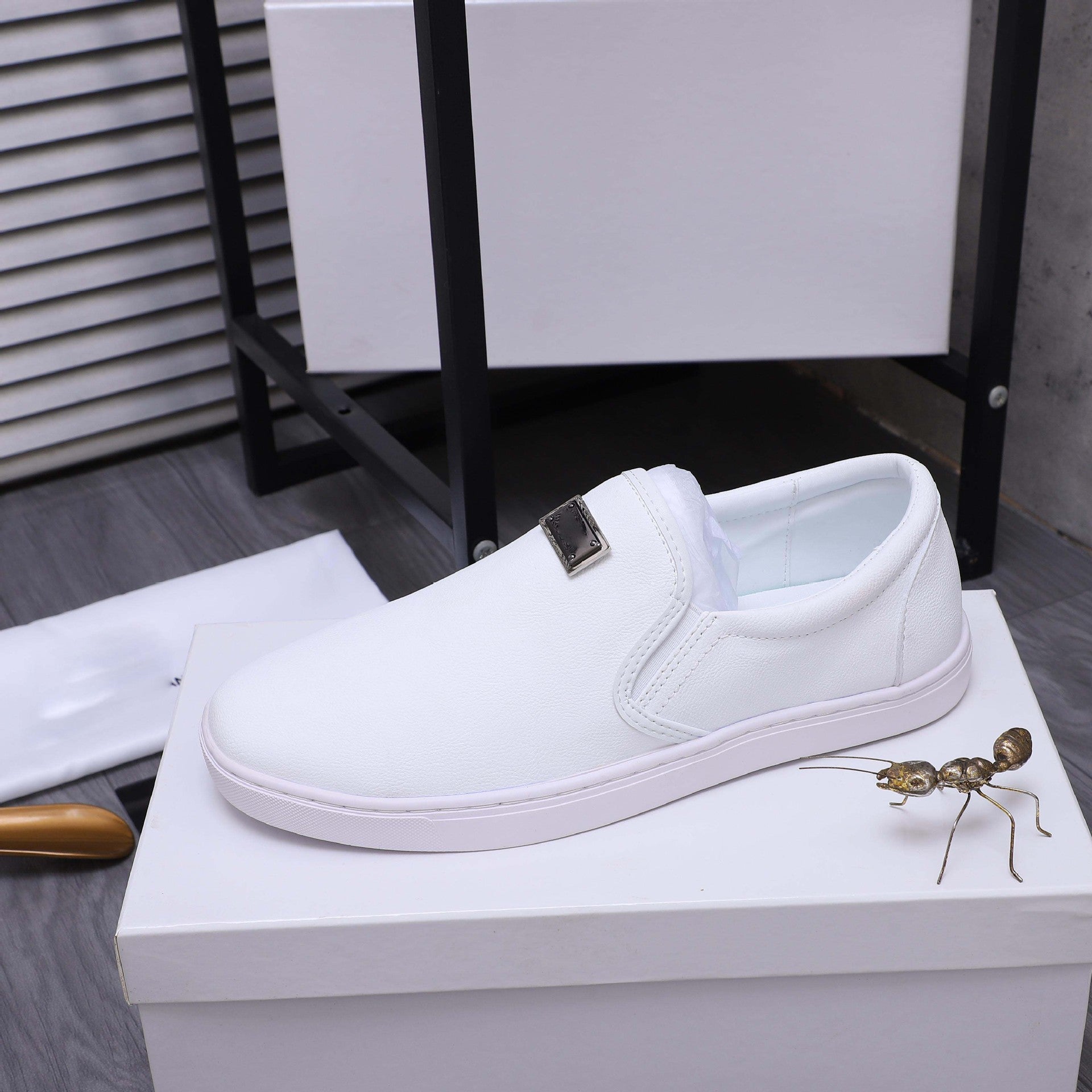 Damen Bequeme Slip-On Sneakers mit eleganter Lederriemen-Applikation R&B