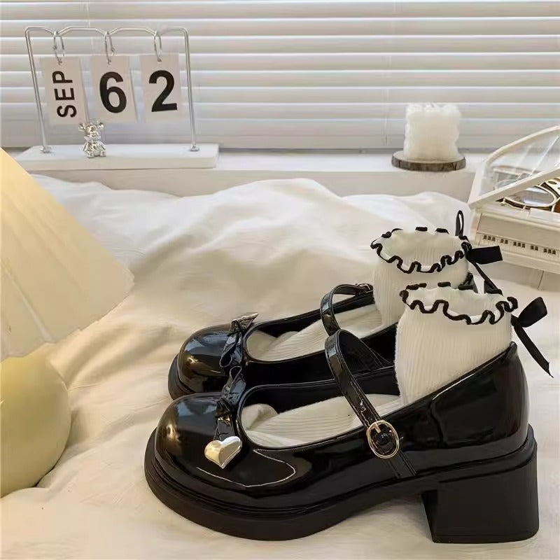 Damen Süße Mary Jane Schuhe mit herzförmigem Detail und dekorativem Rüschensocke R&B