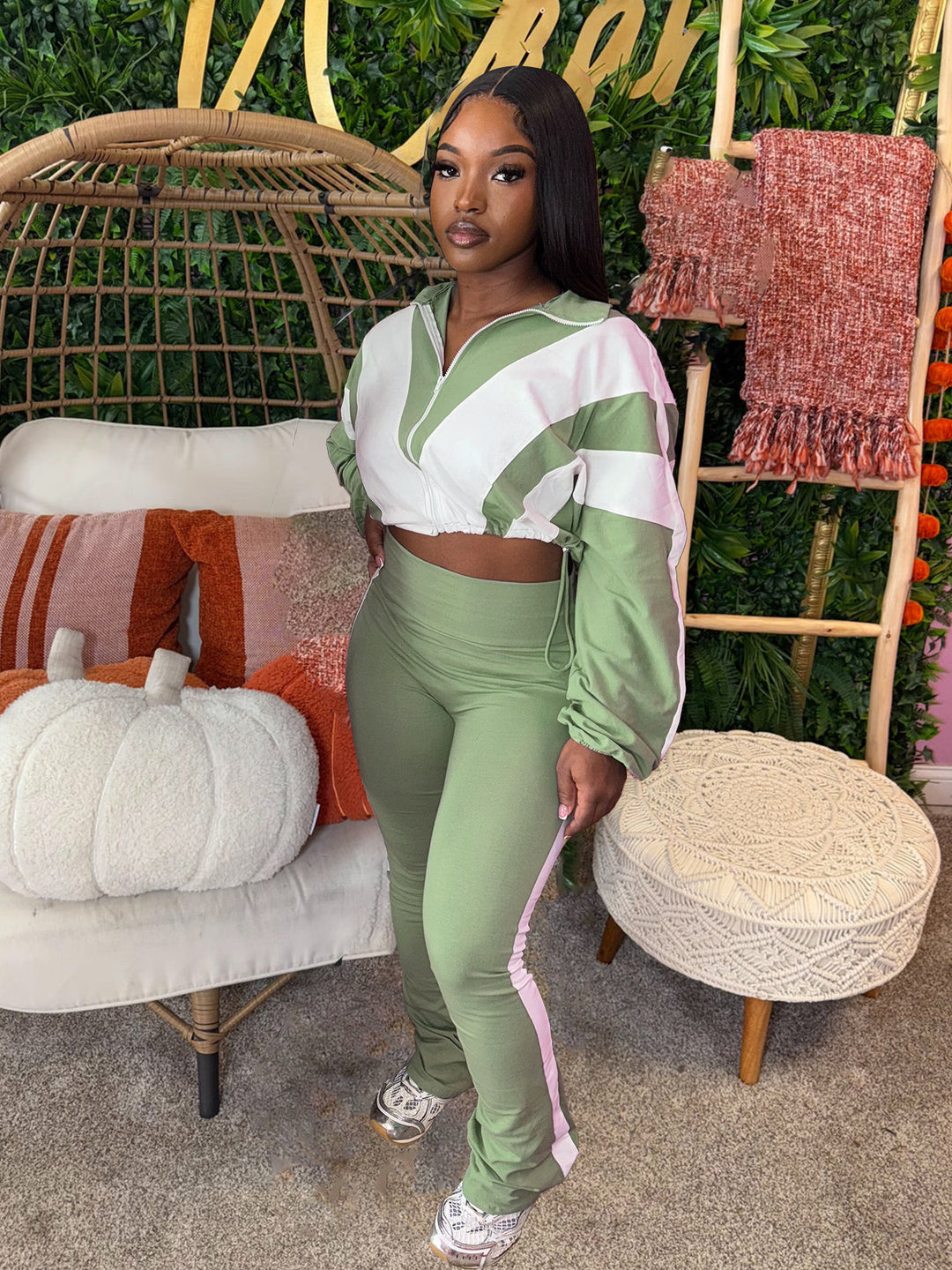 Damen Sportliches Zweiteiliges Set mit cropped Jacke und figurbetonten Leggings R&B