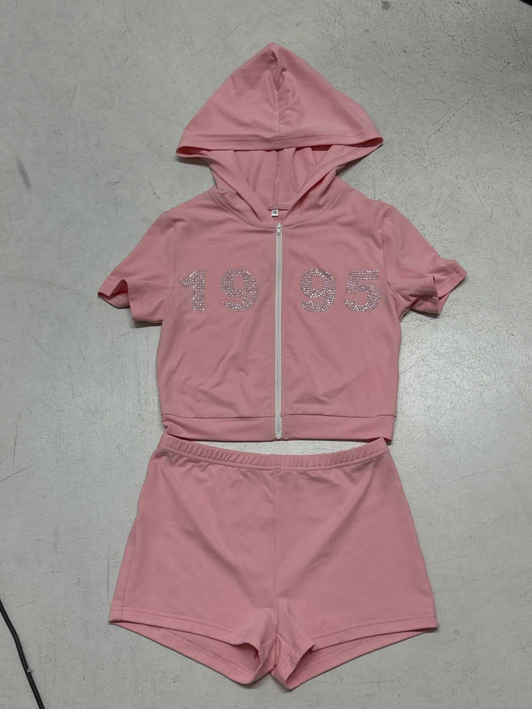 Damen sportliches cropped Hoodie-Set mit kurzen Shorts und glänzenden Akzenten R&B