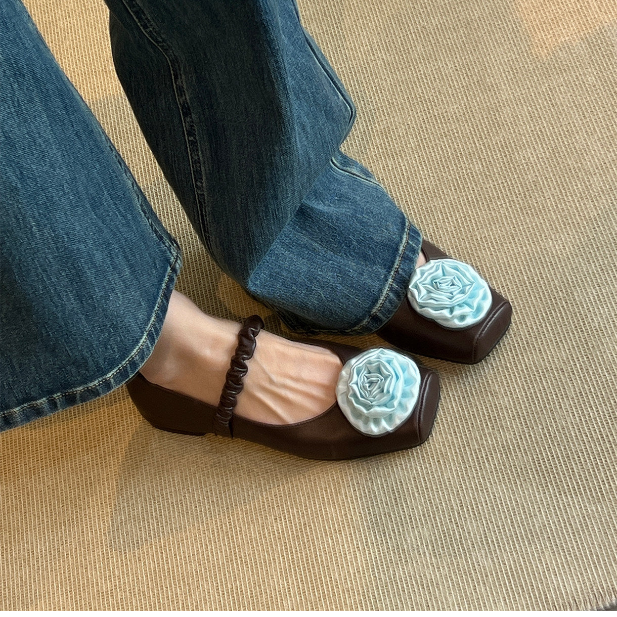 Damen Ballerina-Schuhe mit floralem Design und elegantem Riemen