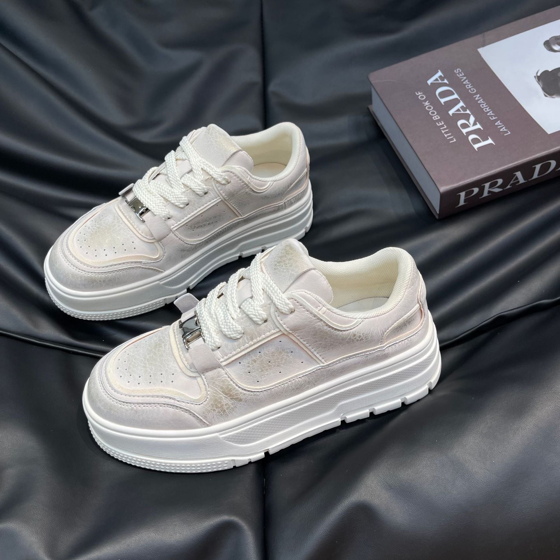 Damen modische Sneakers mit hochglänzendem Obermaterial und stabiler Plateausohle R&B