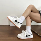 Damen Sportliche Sneaker mit modernem Design und atmungsaktiver Schwarz-Weiß-Kombination R&B