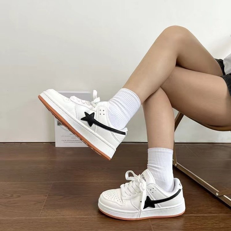 Damen Sportliche Sneaker mit modernem Design und atmungsaktiver Schwarz-Weiß-Kombination R&B