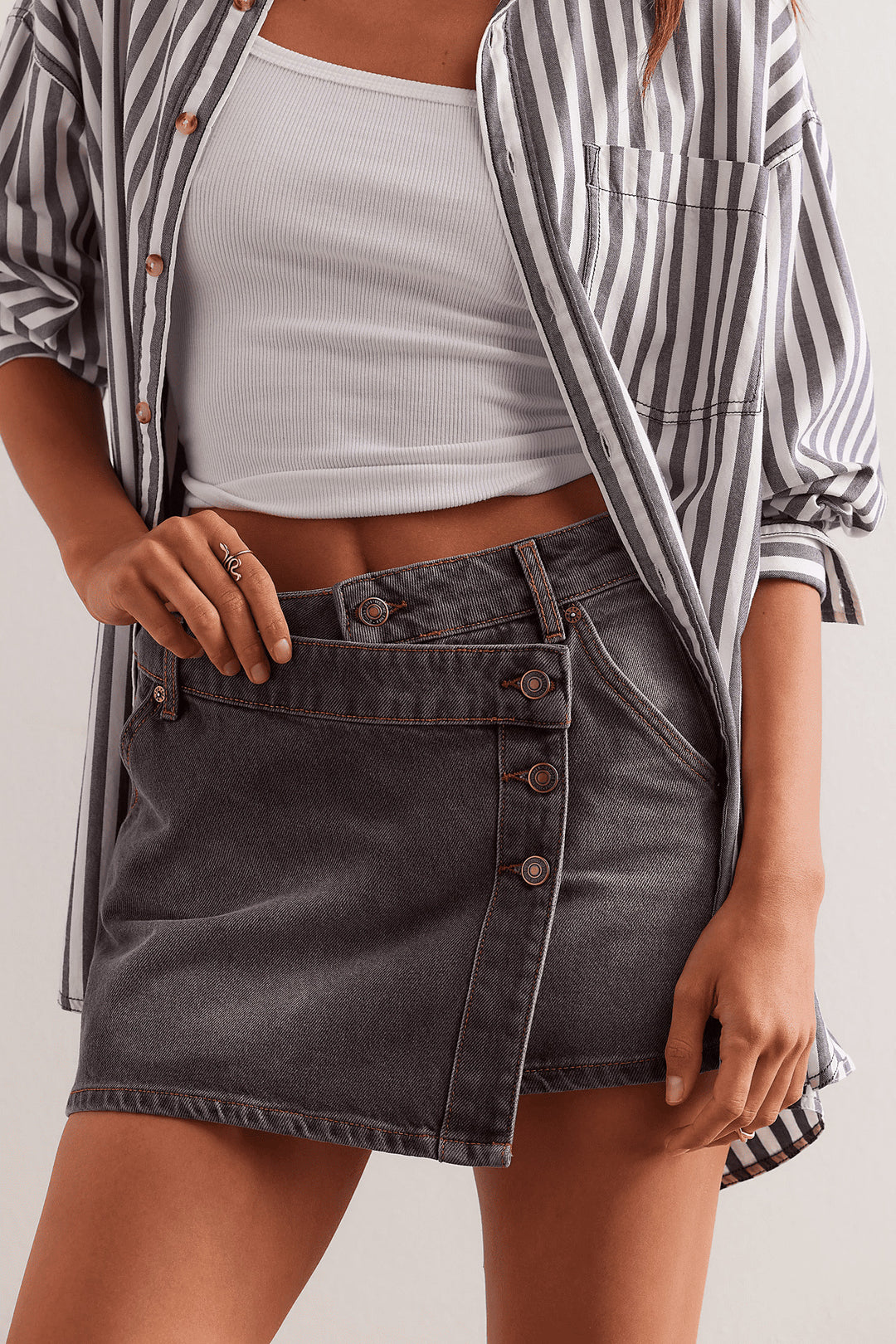 Damen modischer A-Linien-Denimrock mit asymmetrischem Knopfdesign und praktischen Taschen R&B