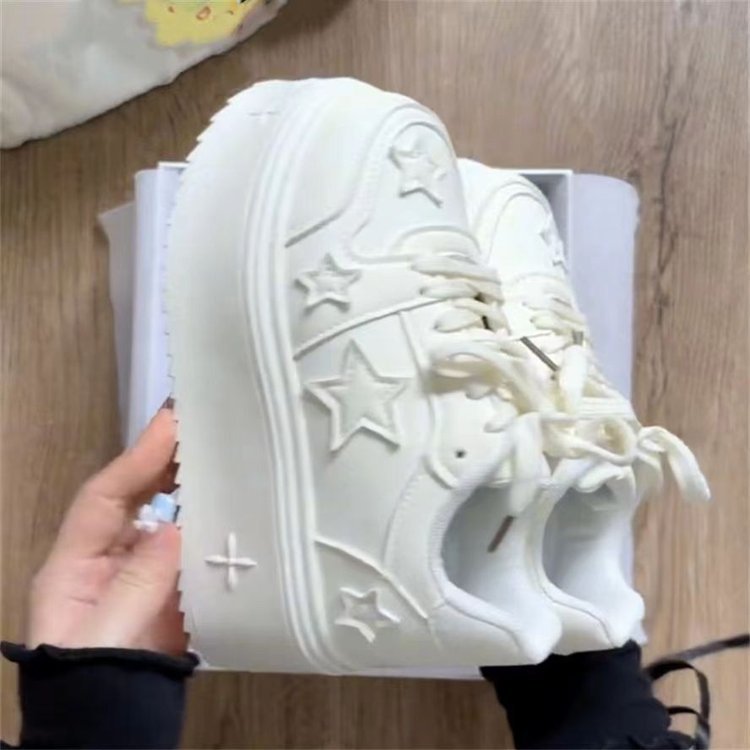 Damen Plateau-Sneaker mit modernen Stern-Applikationen und dämpfender Sohle R&B
