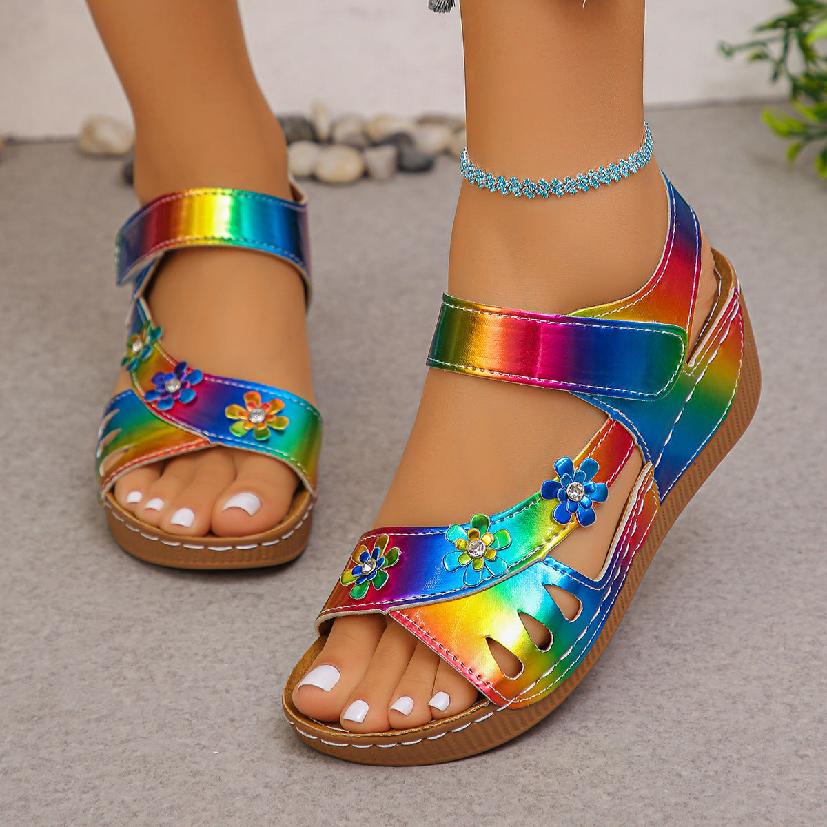 Damen Bequeme Sandalen mit floralen Applikationen und verstellbaren Riemen R&B