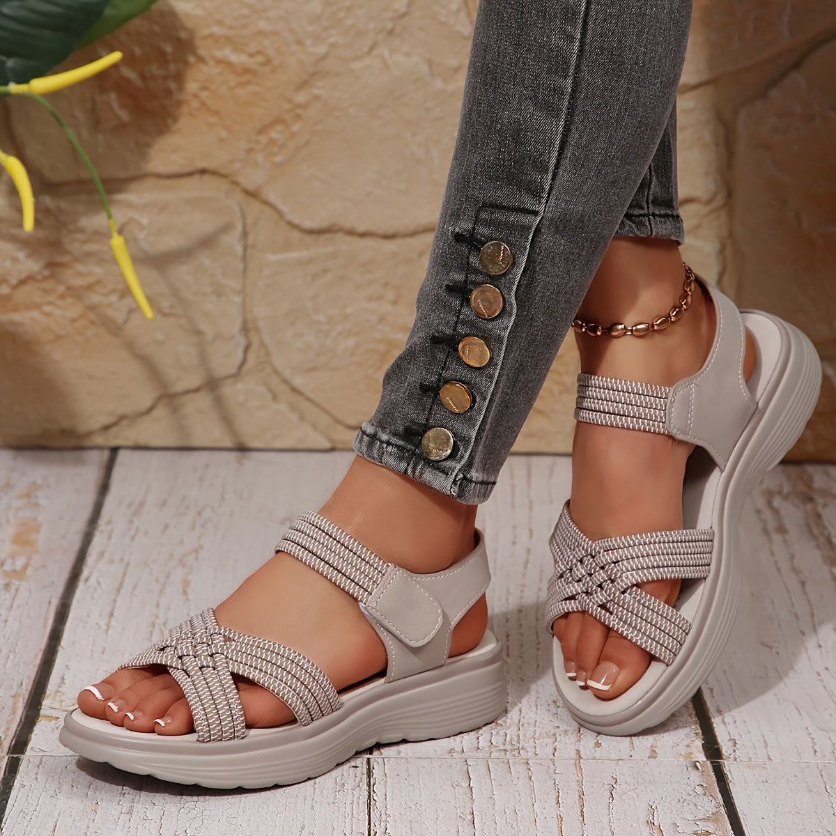 Damen Sportliche Sandalen mit geflochtenen Riemen und gepolsterter Sohle R&B