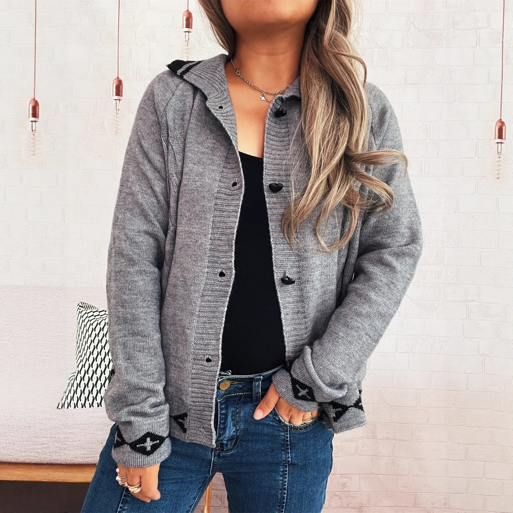 Damen Strickjacke mit kreativem Zopfmuster und modernen Knopfdetails R&B