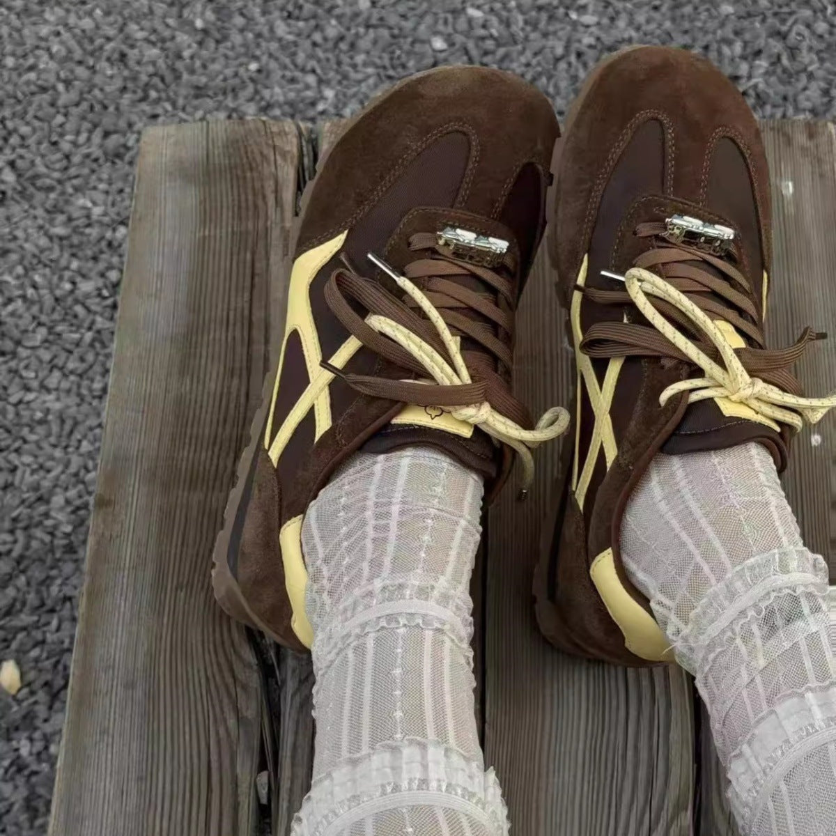 Damen Sneakers im Retro-Stil aus hochwertigem Wildleder mit einzigartigem Schnürdesign R&B