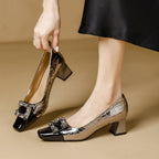 Damen elegante Pumps mit funkelndem Schmuckdetail und Absatz