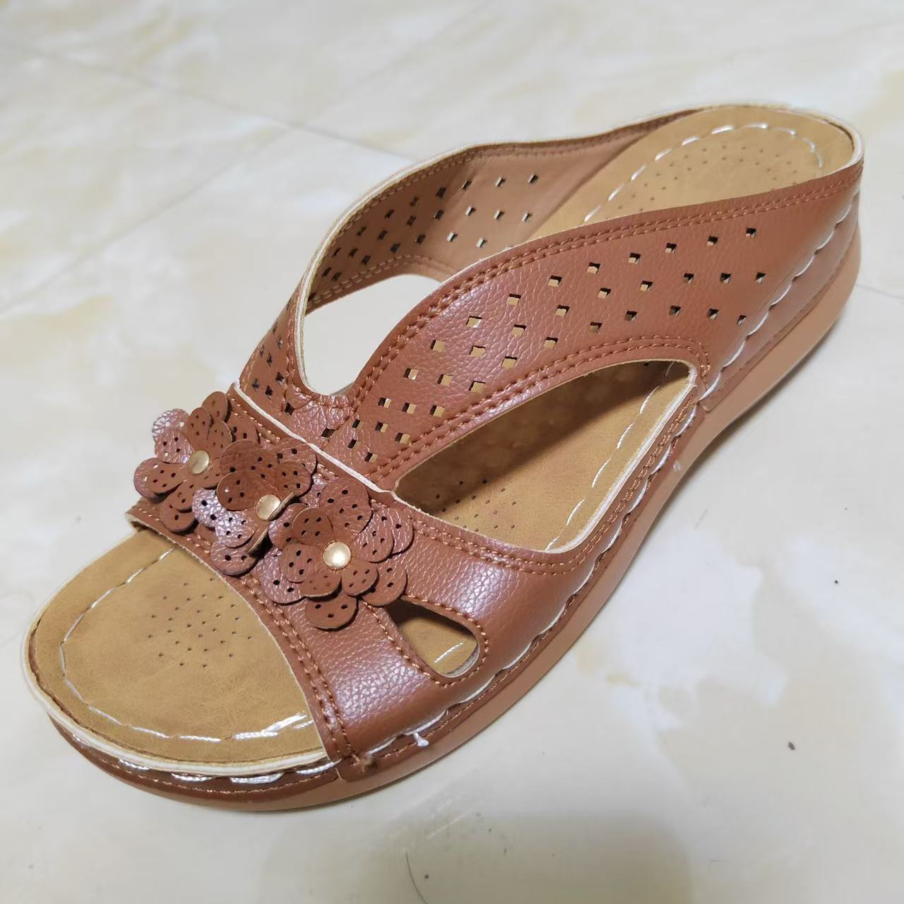 Damen bequeme und luftige Pantolette mit floralem Dekor