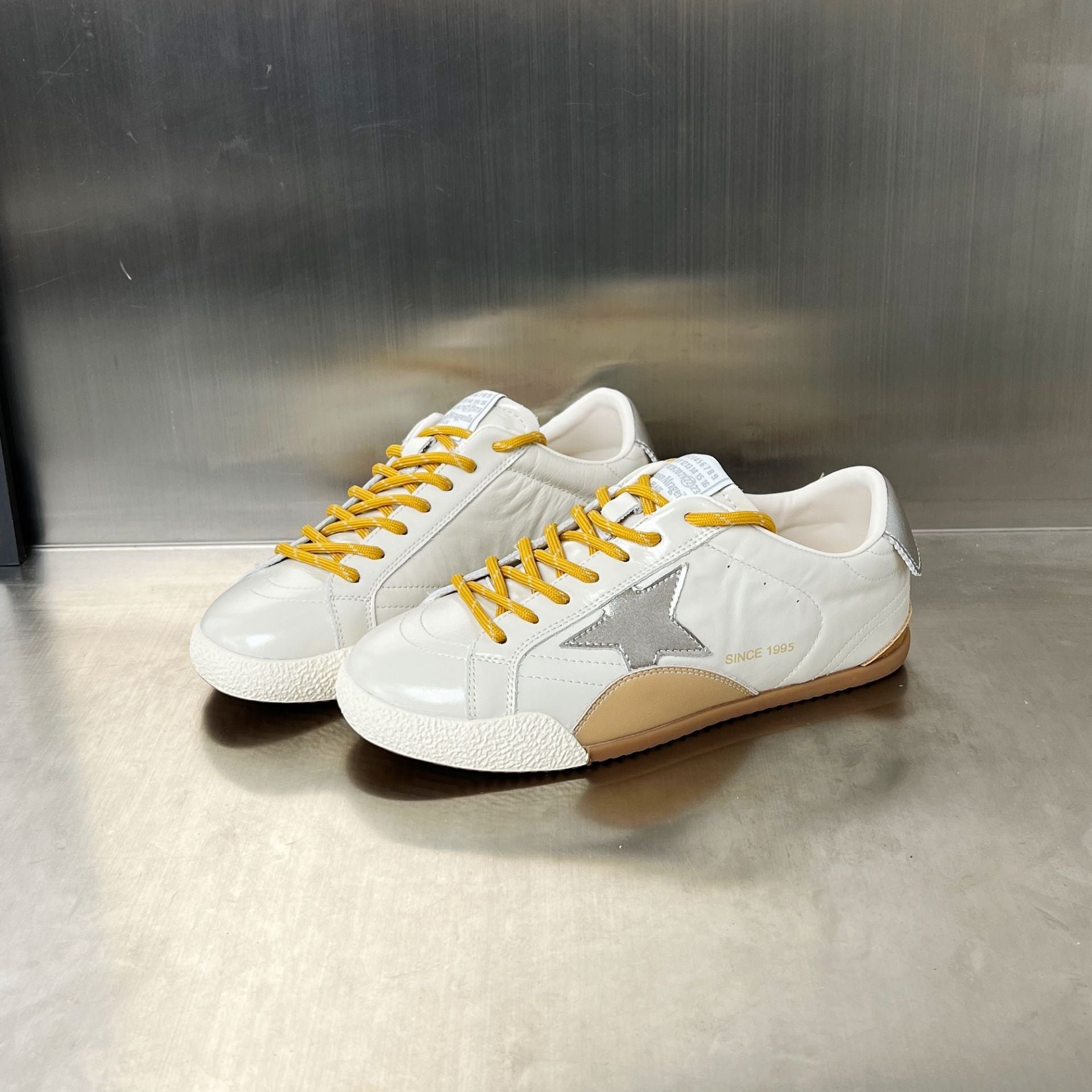 Damen Sneakers im sportlich-eleganten Design mit auffälligem Sternmotiv R&B