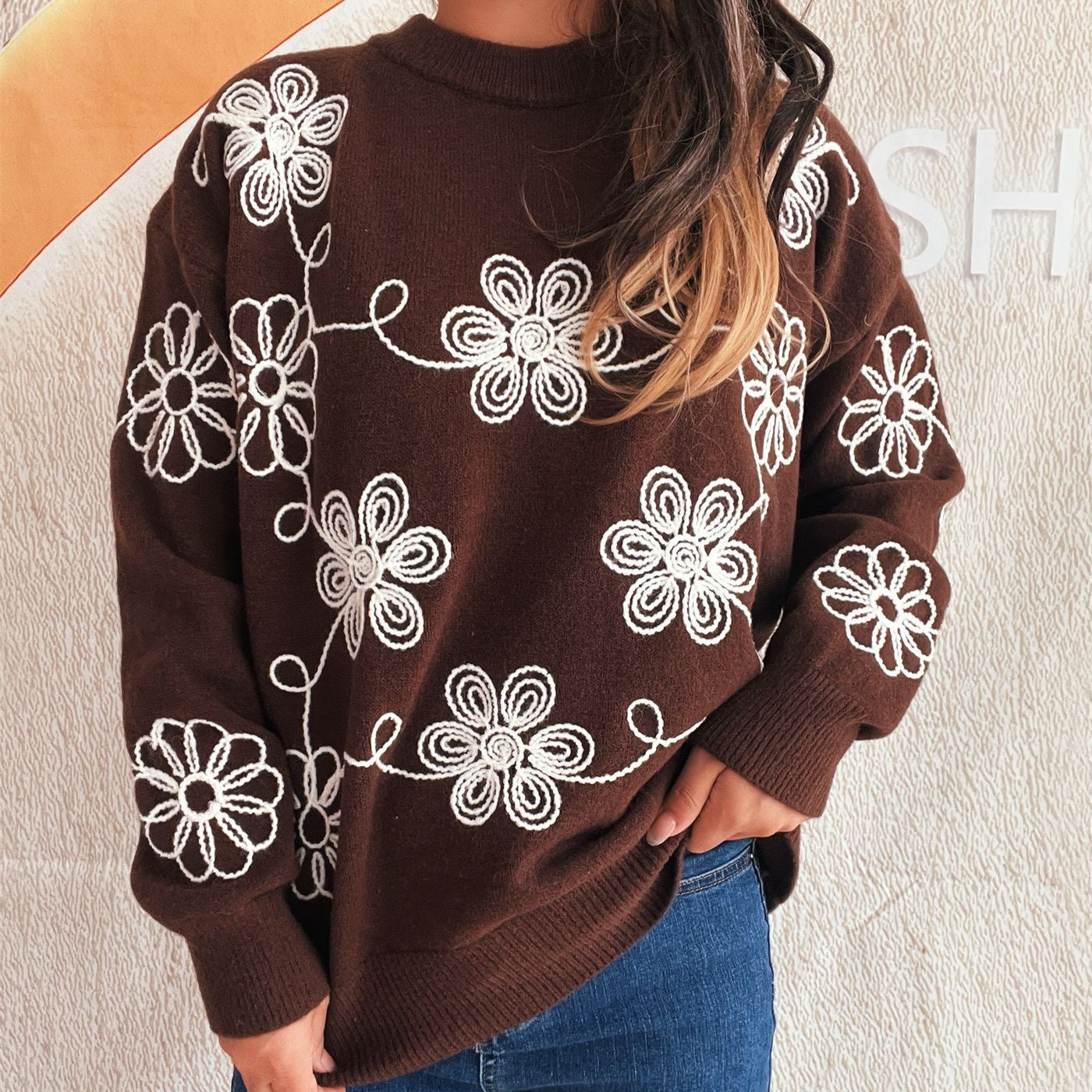Damen kuscheliger Strickpullover mit floralen Applikationen und Rundhalsausschnitt R&B
