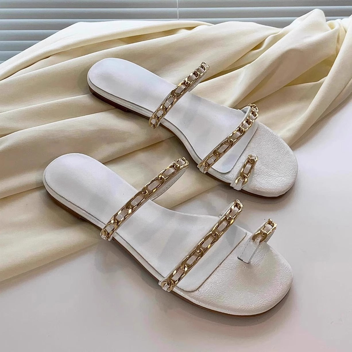 Damen elegante Pantoletten mit goldverziertem Kettendetail R&B