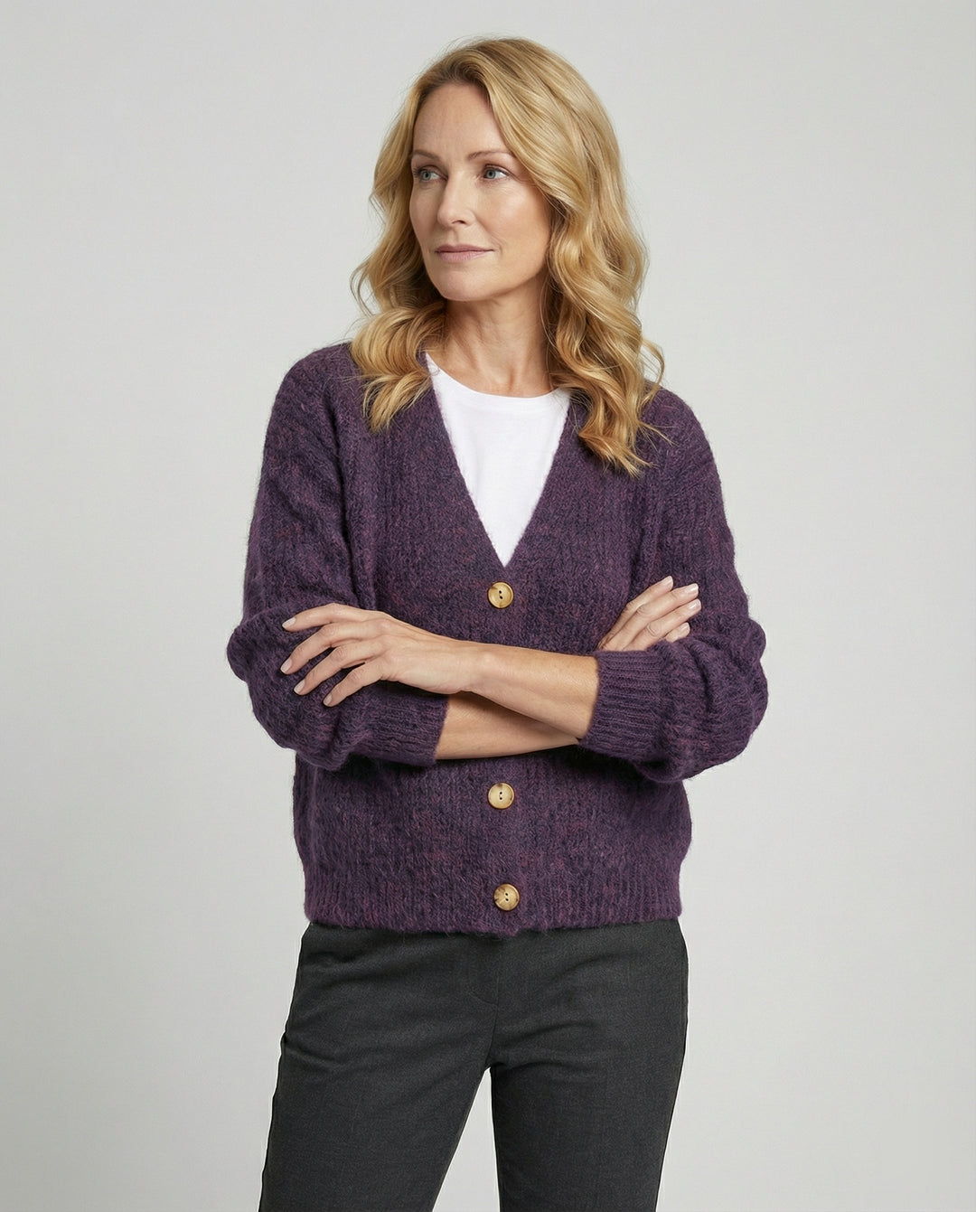 Damen legerer Kurzcardigan mit V-Ausschnitt gebürsteter Strickstruktur und dekorativer Holzknopfleiste R&B
