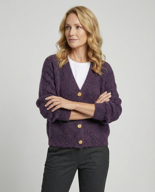 Damen legerer Kurzcardigan mit V-Ausschnitt gebürsteter Strickstruktur und dekorativer Holzknopfleiste R&B