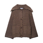 Damen nan kastige Bouclé-Tweedjacke mit großem Umlegekragen, aufgesetzten Taschen und dekorativen Holzknöpfen R&B