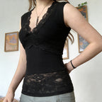 Damen-Spitzen-Tanktop mit tiefem V-Ausschnitt und dekorativen Rüschendetails R&B
