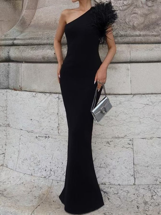 Damen Elegantes Abendkleid mit asymmetrischem Schnitt und kunstvollem Federbesatz R&B