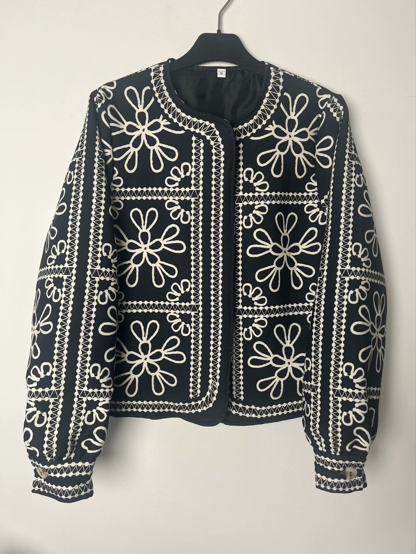 Damen gestepptes Oberteil mit floralem Design und eleganter Knopfleiste R&B