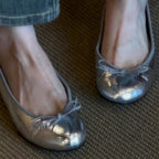 Damen Ballerinas aus glänzendem Leder mit verspieltem Schleifendetail