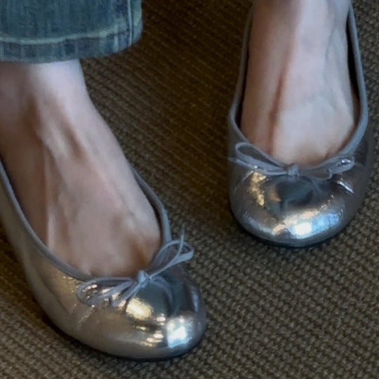 Damen Ballerinas aus glänzendem Leder mit verspieltem Schleifendetail R&B