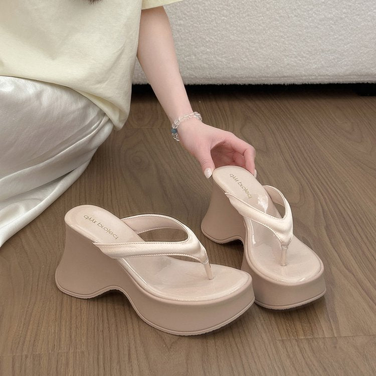 Damen Plateau-Pantoletten mit dekorativem Riemchen und bequemer Sohle R&B