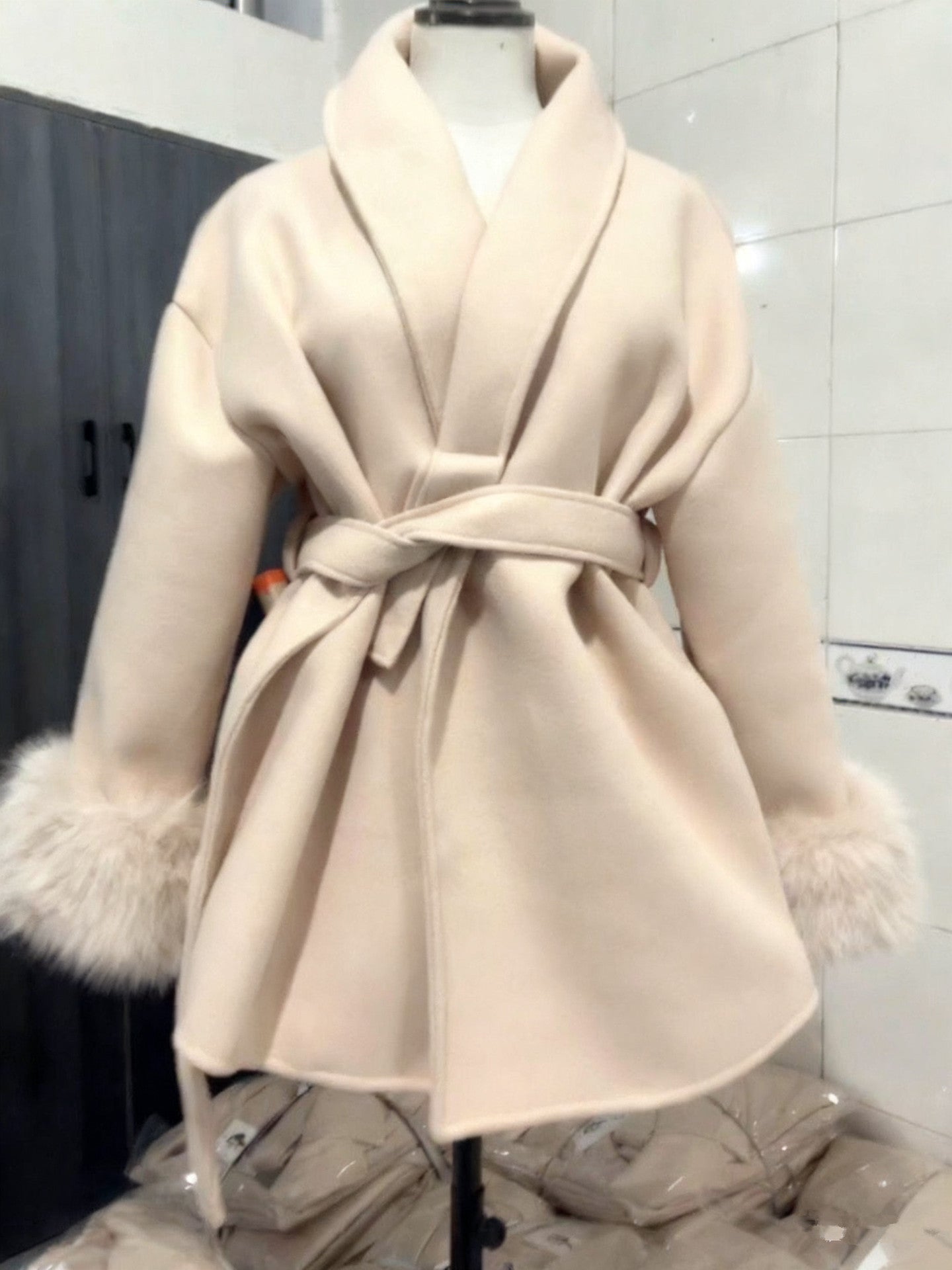 R&B | Damen Woll Winterjacke mit Fellmanschetten und Taillengürtel