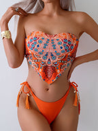 Damen Bandeau-Bikini mit farbenfrohem Muster und Quasten