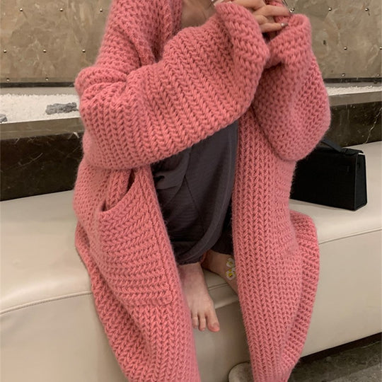 Damen Lange Strickjacke mit praktischen Taschen und modischem Zopfmuster R&B