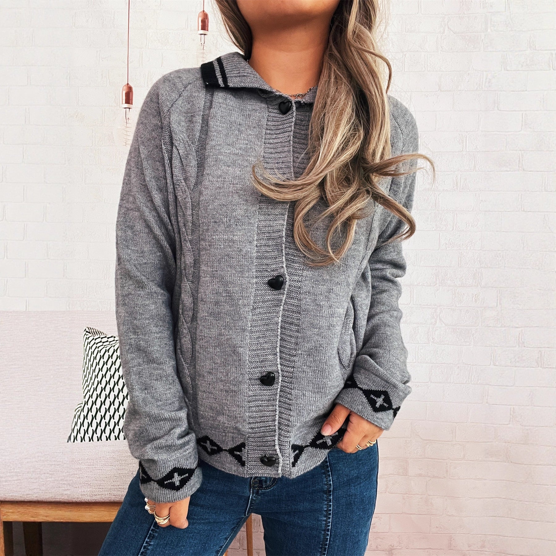 Damen Strickjacke mit kreativem Zopfmuster und modernen Knopfdetails R&B