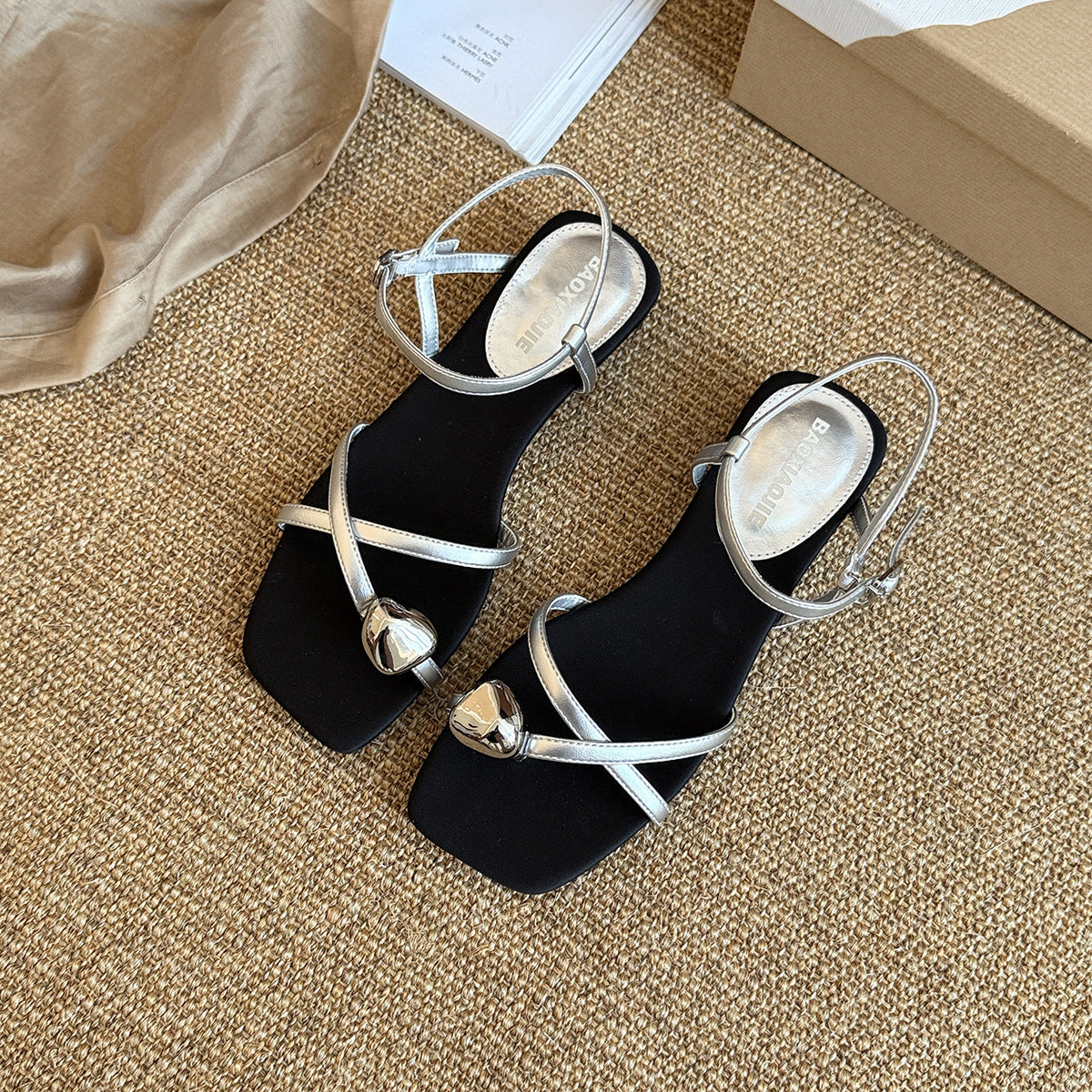 Damen Elegante Sandalen mit verstellbaren Riemen und glänzenden Akzenten R&B