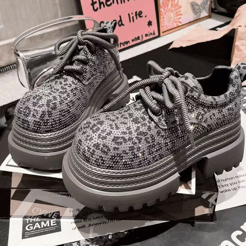 Damen Sneaker mit glitzerndem Leoparden-Design und robuster Sohle