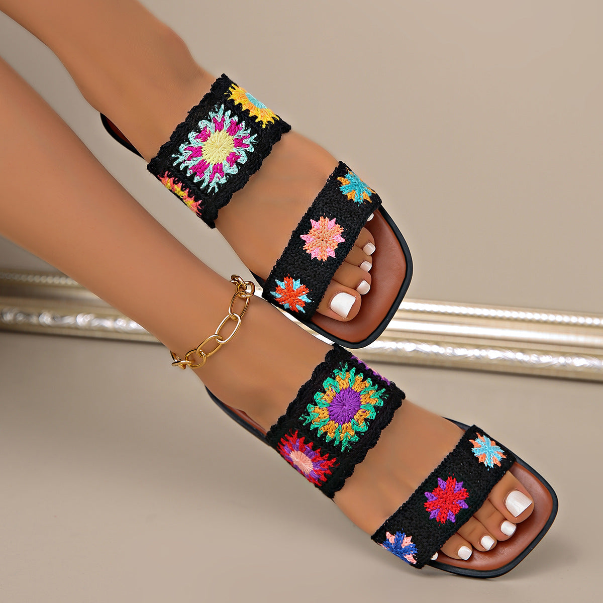 Damen Pantoletten mit kunstvollem Blumenstickdesign und rutschfester Sohle R&B