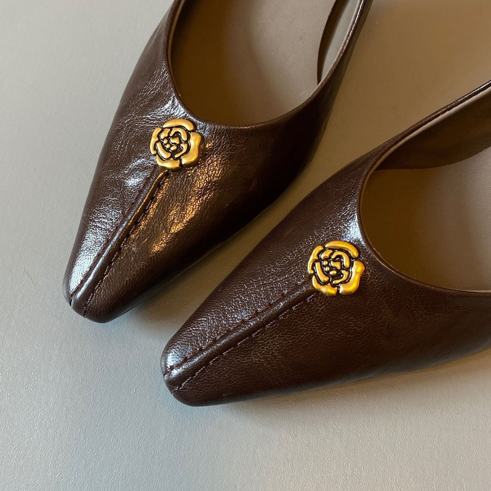 Damen elegante Pumps mit einzigartiger Goldapplikation und komfortablem Blockabsatz